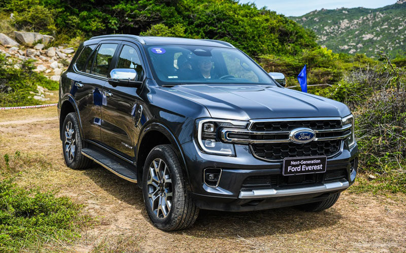Ford_Everest_2022-titanium+